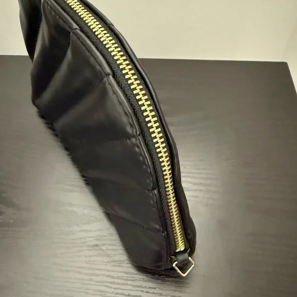 Yves Saint Laurent beauty bag, YSL mascara
YSL sample perfume, YSL body balm. - Picture 9 of 9